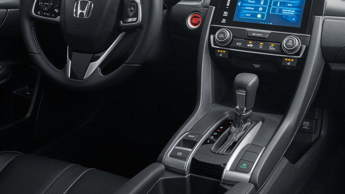 Gros plan sur la bo&icirc;te de vitesses automatique de la Honda Civic 4 portes.