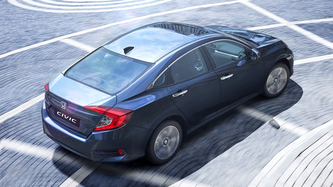 Vue a&eacute;rienne de trois quarts arri&egrave;re de la Honda Civic 4 portes.