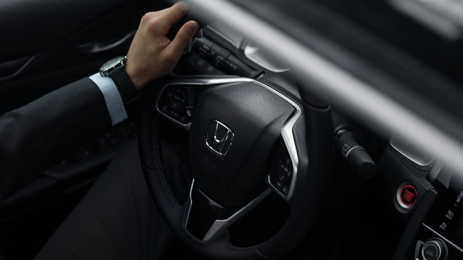 Plan rapproch&eacute; du syst&egrave;me de direction &agrave; pignon double de la Honda Civic 4 portes.