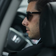 Plan rapproch&eacute; du conducteur de la Honda Civic 4 portes.