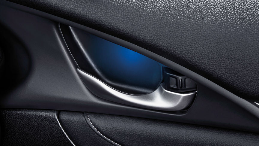 Plan rapproché de l'éclairage bleu de la Honda Civic 4 portes.
