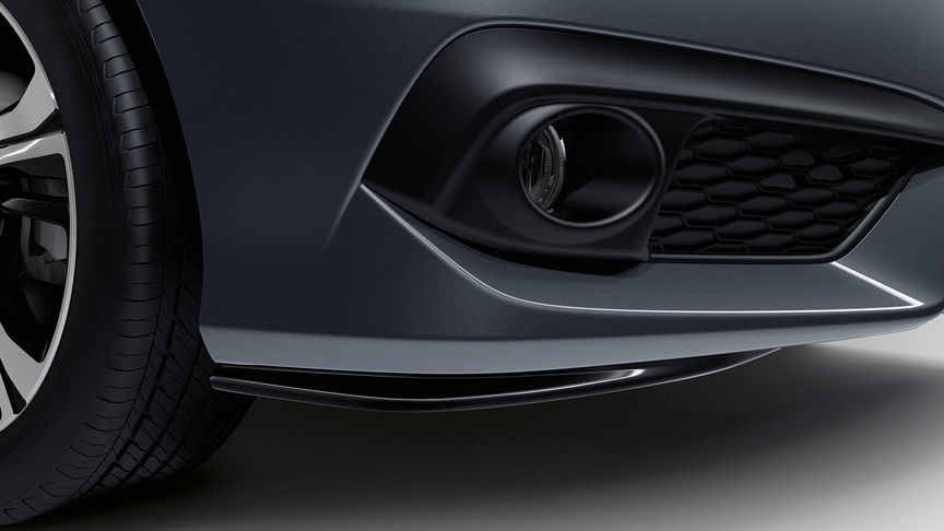 Plan rapproché des jupes avant de la Honda Civic 4 portes.