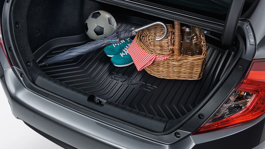 Plan rapproché de trois quarts arrière de la Honda Civic 4 portes avec bac de coffre.