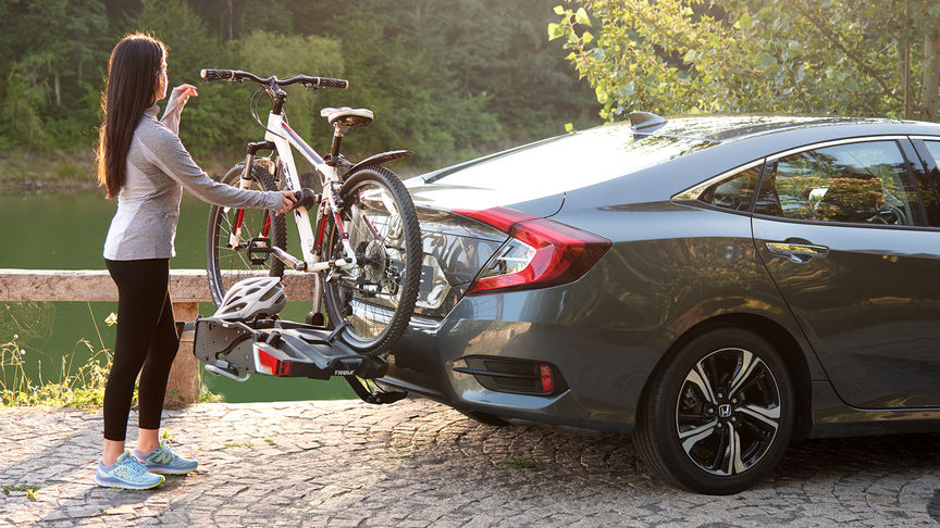 Vue de profil de la Honda Civic 4 portes équipée du porte-vélos Thule.