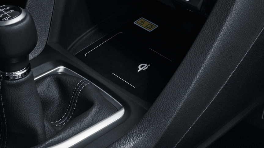 Plan rapproché du chargeur sans fil de la Honda Civic 4 portes.