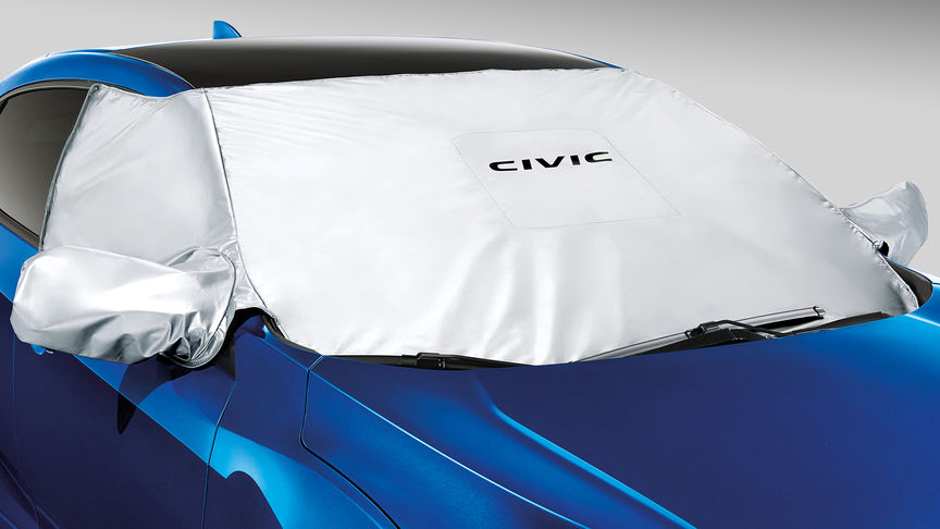 Vue de trois quarts avant de la Honda Civic 5 portes avec housse de pare-brise.