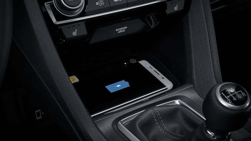 Vue de l'intérieur de la Honda Civic 5 portes avec chargeur sans fil.