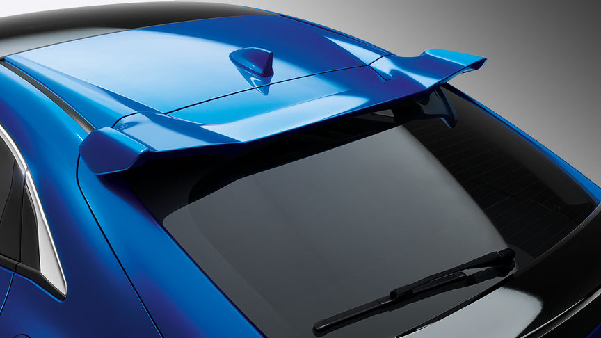 Vue de trois quarts arrière de la Honda Civic 5 portes avec gros plan sur le becquet de hayon.