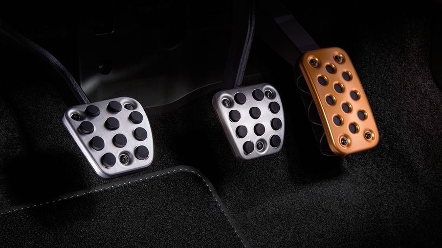 Gros plan sur les pédales sport de la Honda Civic 5 portes.