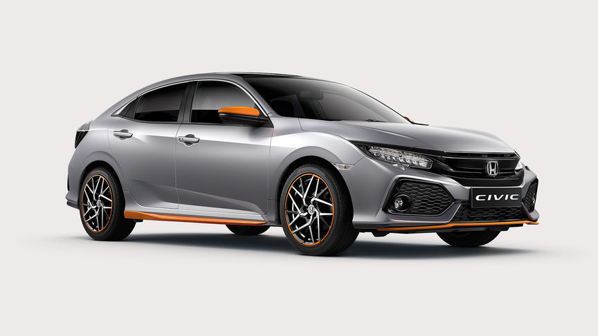Vue de trois quarts avant de la Honda Civic 5 portes avec ligne orange.