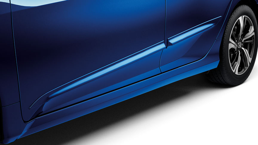 Vue de trois quarts avant de la Honda Civic 5 portes, gros plan sur le pack Protection.
