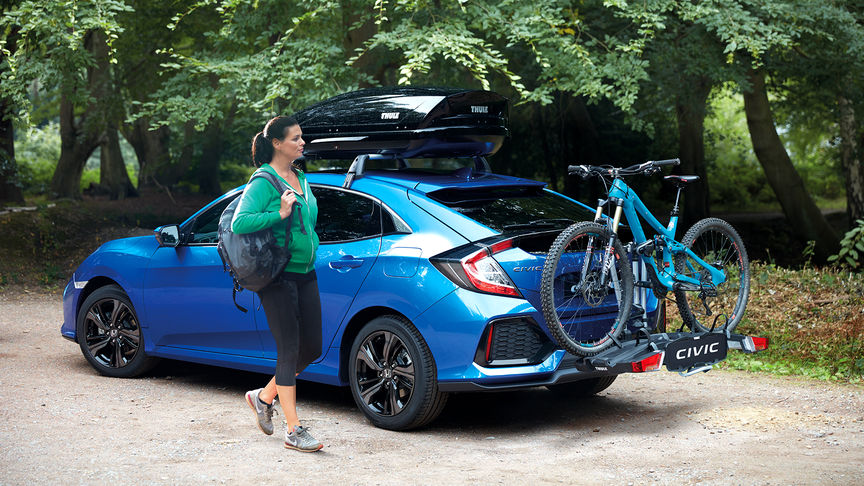 Vue de trois quarts arrière de la Honda Civic 5 portes avec porte-vélos.