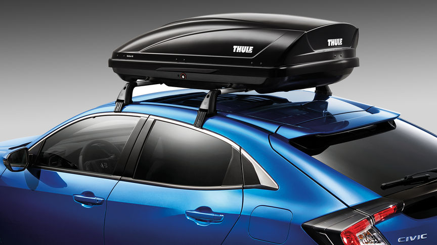 Vue de trois quarts arrière de la Honda Civic 5 portes avec coffre de toit.