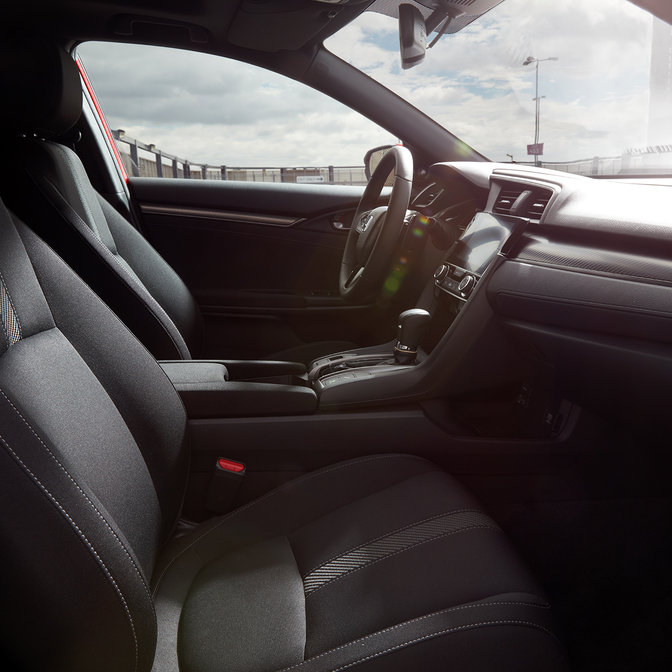 Vue lat&eacute;rale de l'int&eacute;rieur de la Honda Civic.