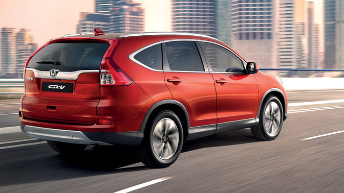 Vue de trois-quarts arri&egrave;re du Honda CR-V. En ville.