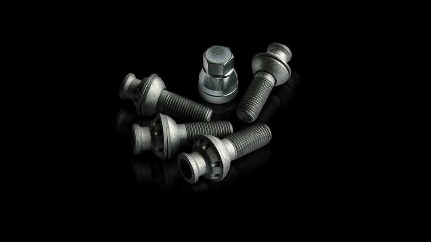 gros plan sur des écrous gris sur fond noir