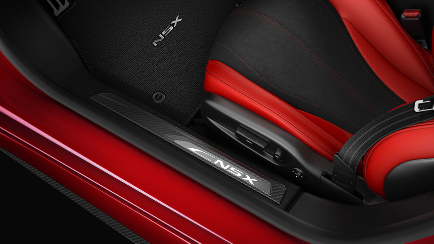 Intérieur rouge et noir de la NSX, garnitures de seuil de porte