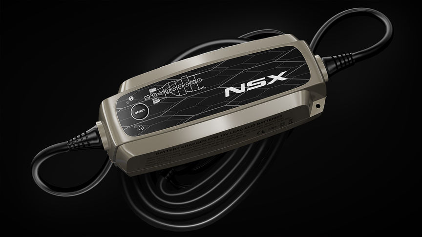 cliché du chargeur de batterie sur fond noir