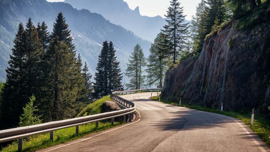 Cliché d'une route de montagne sinueuse