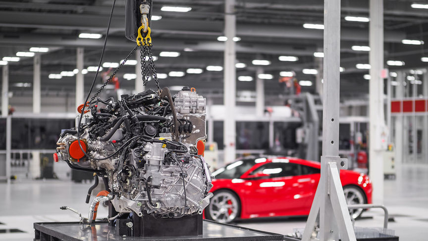 Cliché d'une machine et de la NSX à l'intérieur de l'usine