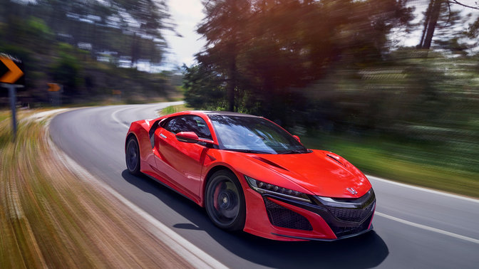 La NSX n&eacute;gociant un virage sur la route