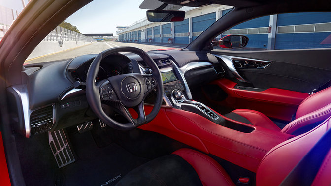 Cliché de l'habitacle avec du cuir rouge