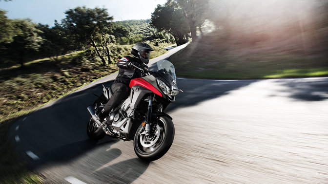 Vue de trois quarts avant de la NC700X avec conducteur.