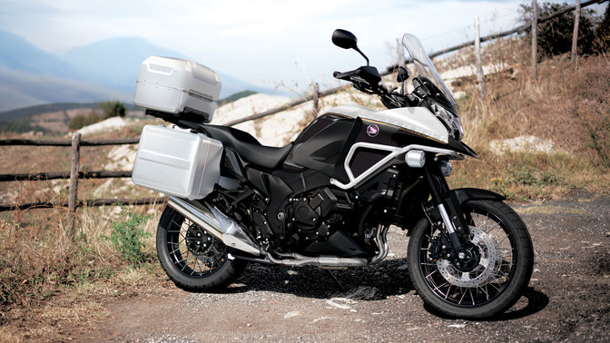 Vue lat&eacute;rale, c&ocirc;t&eacute; droit, de la Honda Crosstourer silver. &Agrave; la campagne.