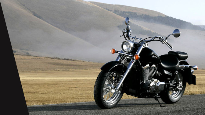 Moto Honda vt750c Shadow en stationnement