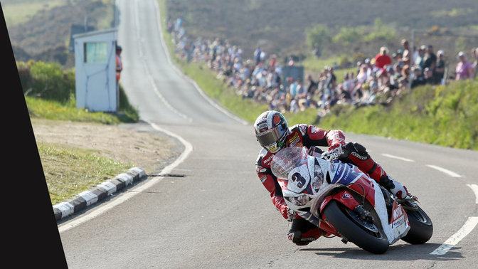 Vue de trois quarts face de la Honda CBR100RR et du pilote &agrave; la course TT.