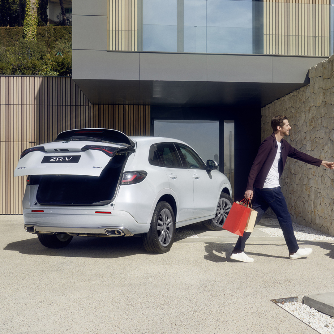 ZR-V blanc dans une allée, hayon électrique ouvert