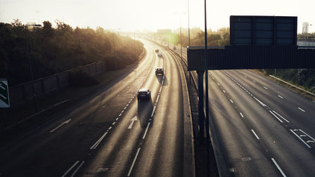 Vue de l'autoroute devant le coucher du soleil