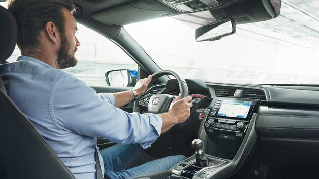 Homme assis au volant 