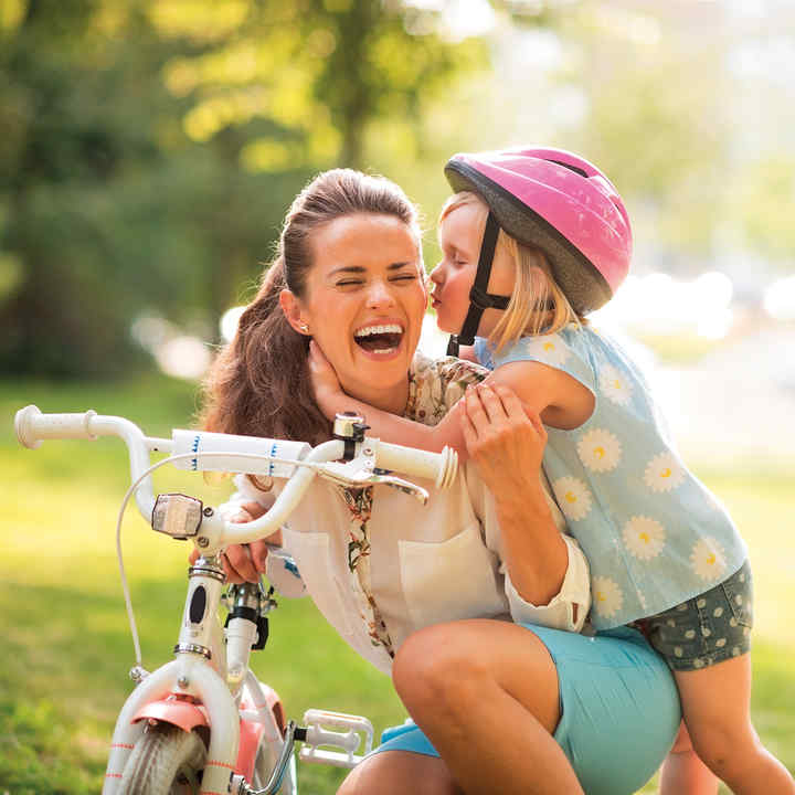 Femme et enfant partageant la route en toute sécurité