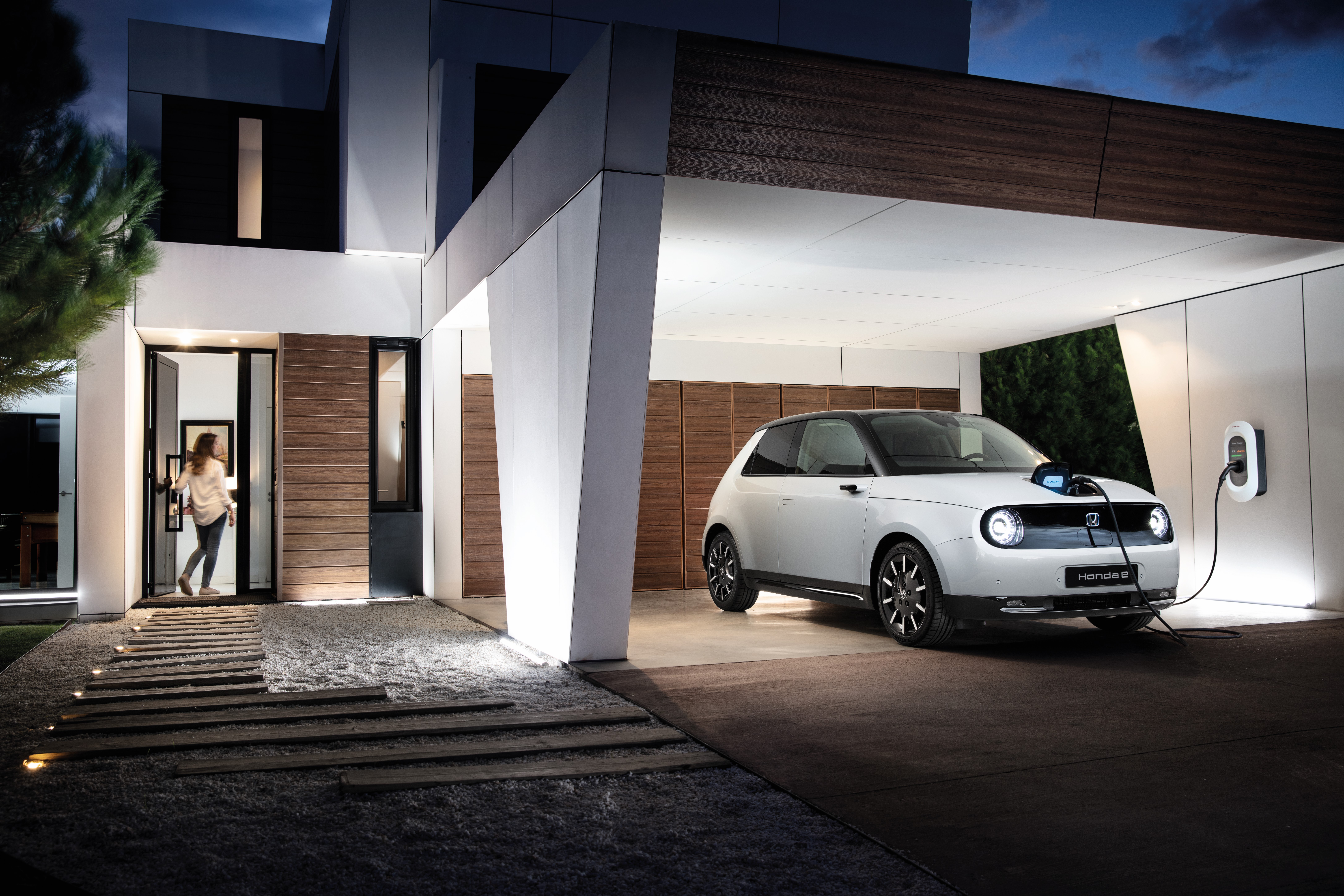 Recharge à domicile d’une voiture électrique Honda pendant la nuit