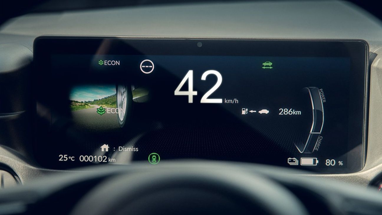 Tableau de bord de voiture électrique affichant les données d'autonomie