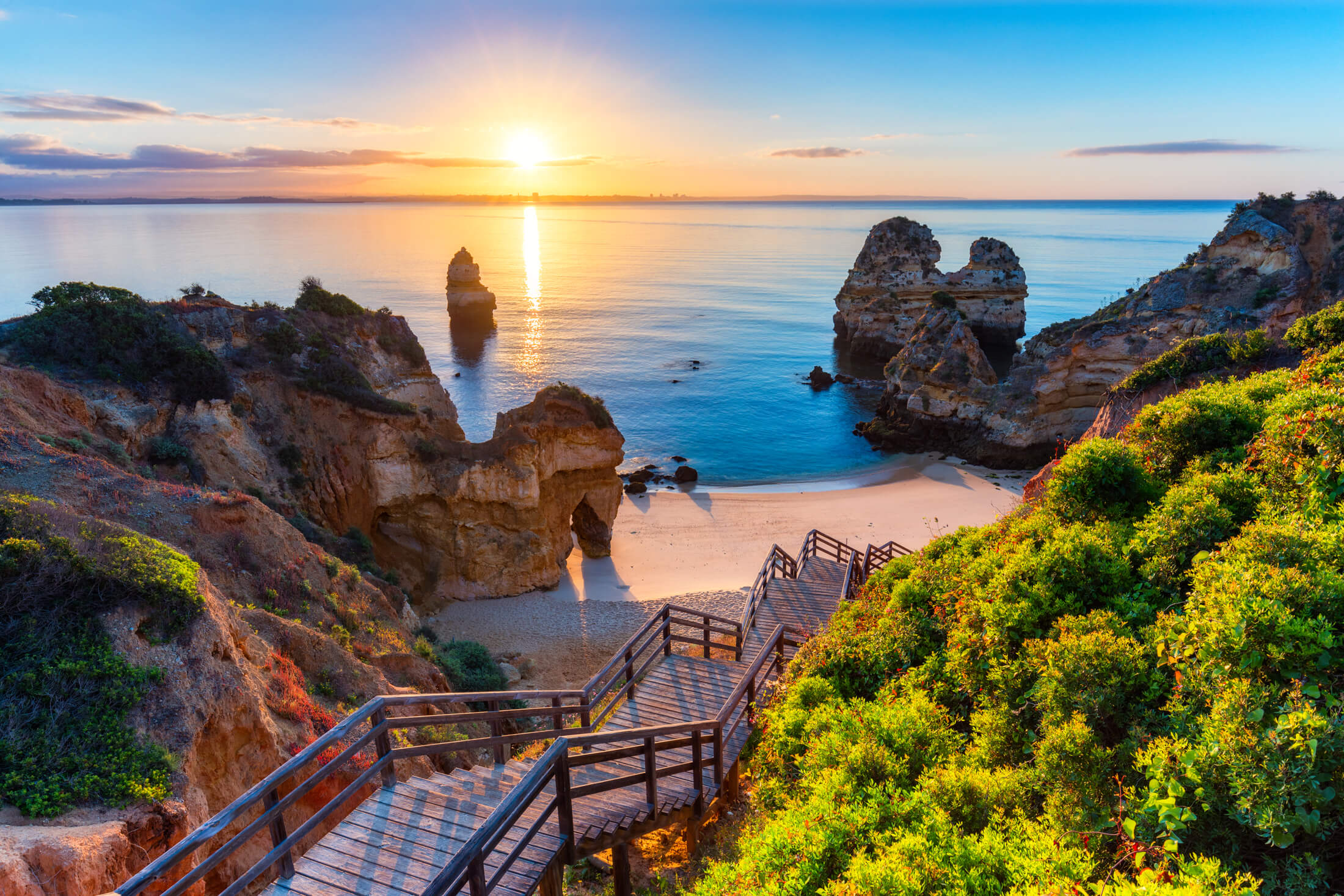 Marches conduisant à une plage discrète sur la côte portugaise de l’Algarve