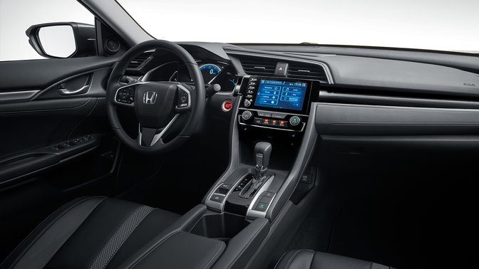 Gros plan sur la boîte de vitesses automatique de la Honda Civic 4 portes.