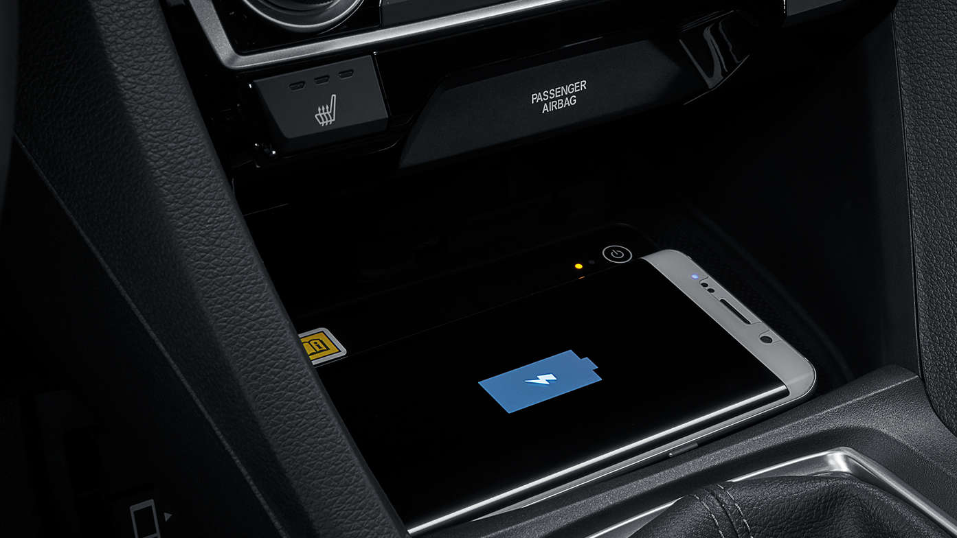 Plan rapproché du chargeur de téléphone sans fil de la Honda Civic 4 portes.