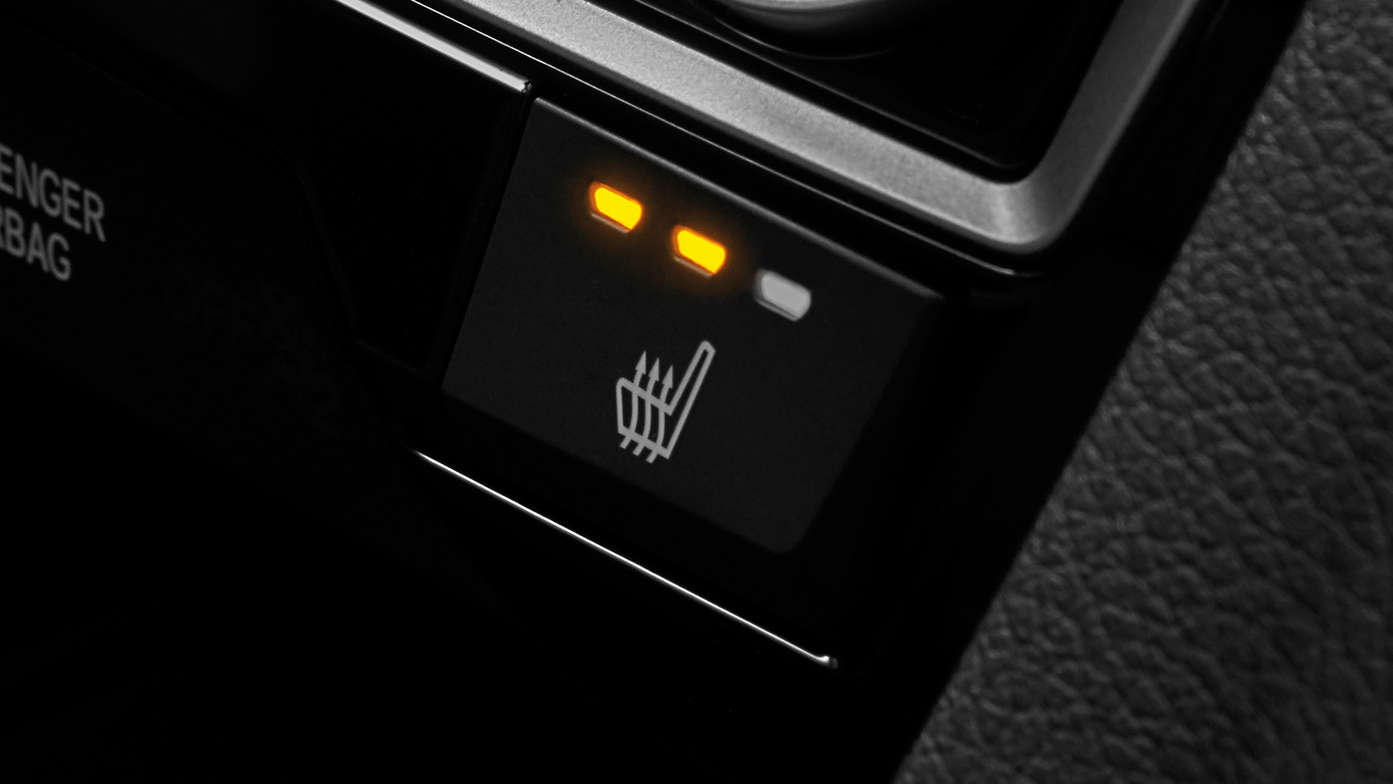 Plan rapproché du bouton des sièges chauffants arrière de la Honda Civic 4 portes.