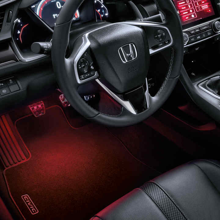 Gros plan sur le volant et le tableau de bord de la Honda Civic 5 portes.
