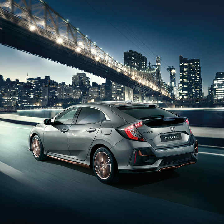 Vue de trois quarts arrière de la Honda Civic 5 portes avec l'horizon en arrière-plan.