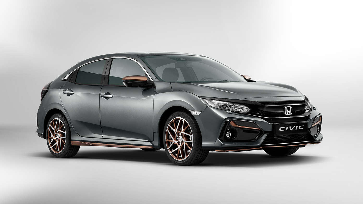 Vue de trois quarts avant de la Honda Civic 5 portes avec pack Bronze Line.