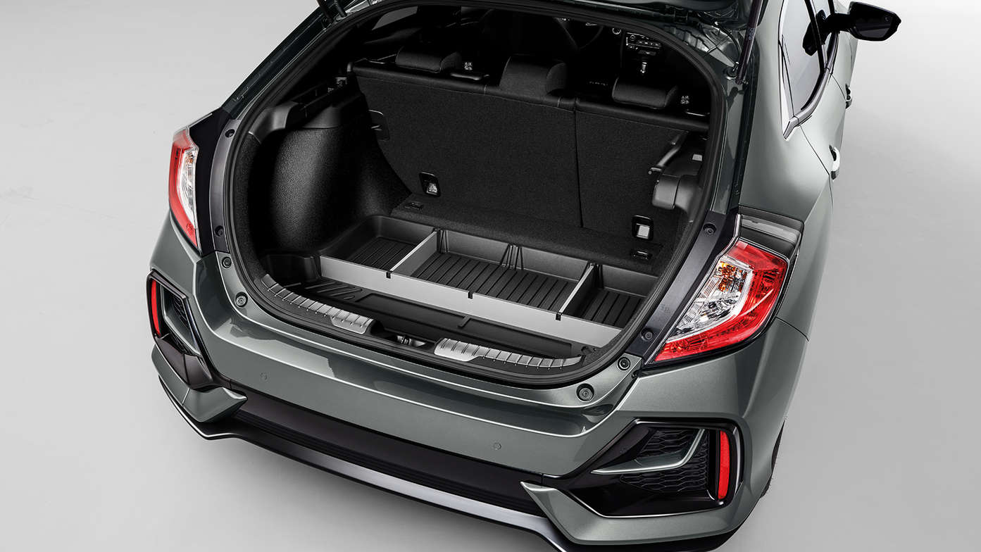 Vue de trois quarts arrière de la Honda Civic 5 portes avec pack Cargo.