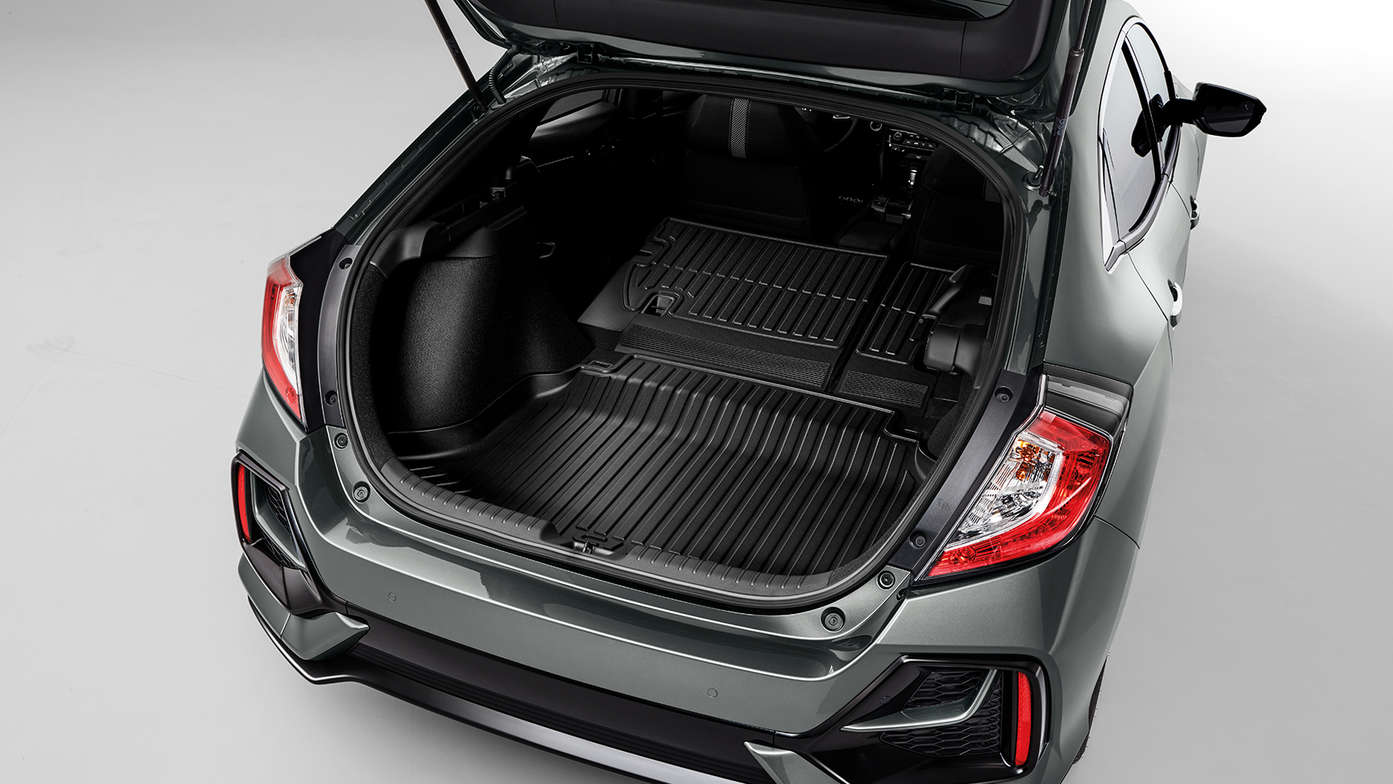 Gros plan sur l'arrière de la Honda Civic 5 portes avec la protection de coffre.