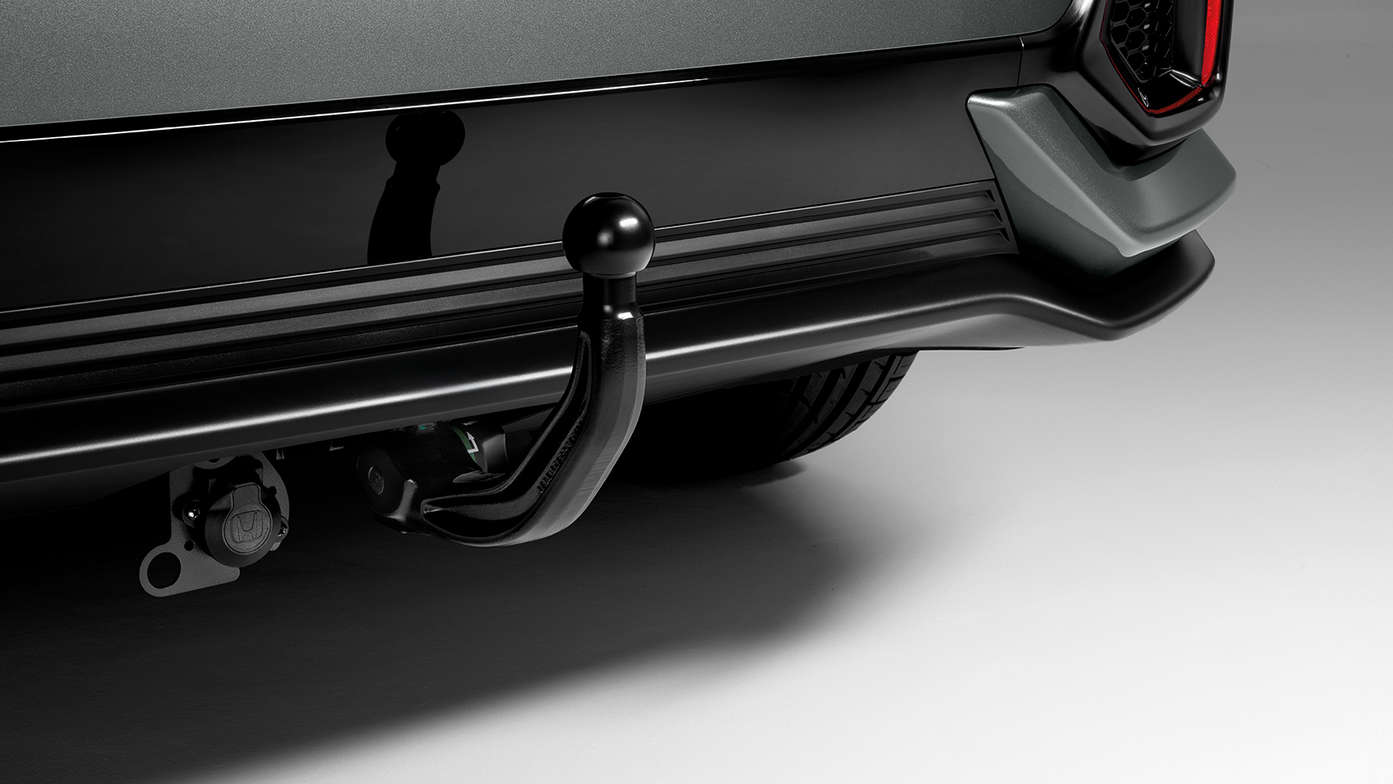 Gros plan sur l'arrière de la Honda Civic 5 portes avec attelage détachable.