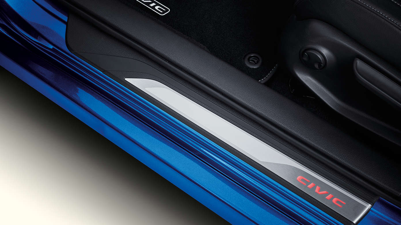 Gros plan sur les garnitures de seuil de porte de la Honda Civic 5 portes.