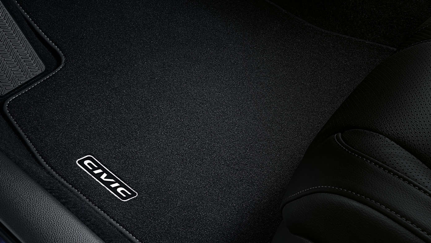 Gros plan sur le tapis de sol de la Honda Civic 5 portes.