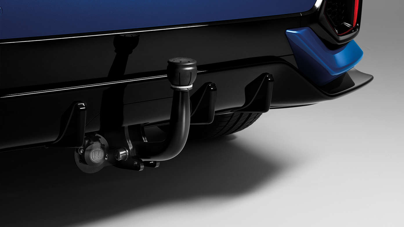 Gros plan sur l'arrière de la Honda Civic 5 portes avec attelage fixe.