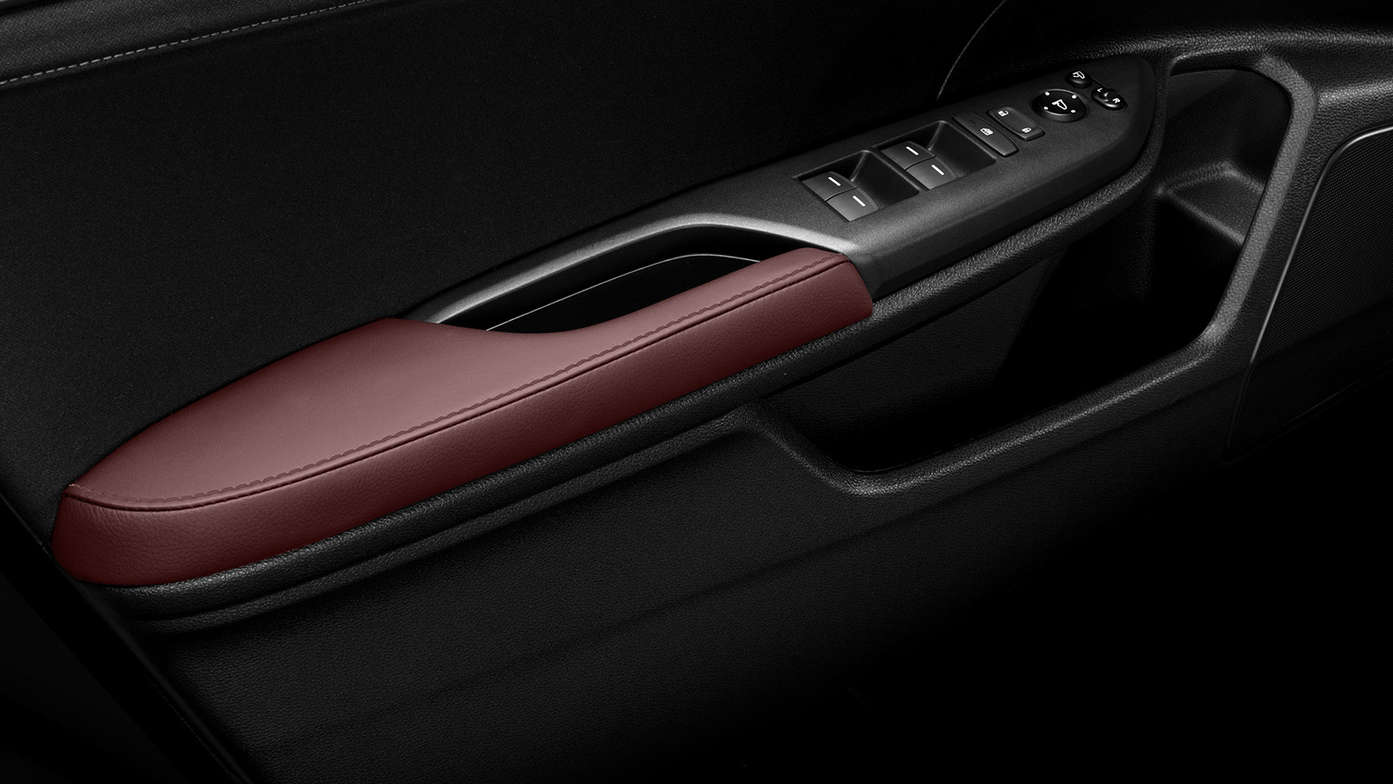 Gros plan sur la poignée de porte en cuir de la Honda Civic 5 portes.